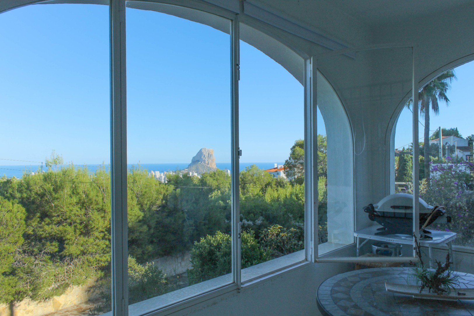 Villa con vistas al mar y terreno adicional en venta en Calpe