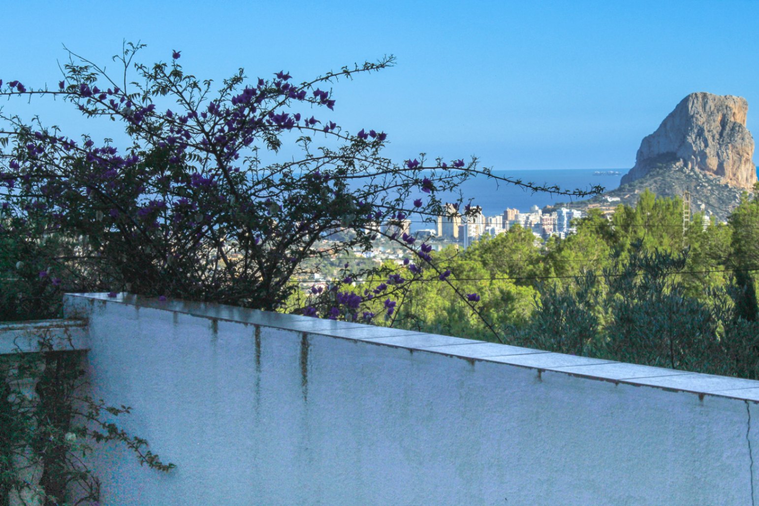 Villa con vistas al mar y terreno adicional en venta en Calpe