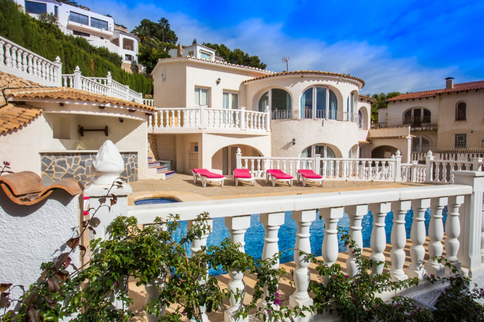 Villa avec vue mer composée de 3 appartements à vendre à Benissa