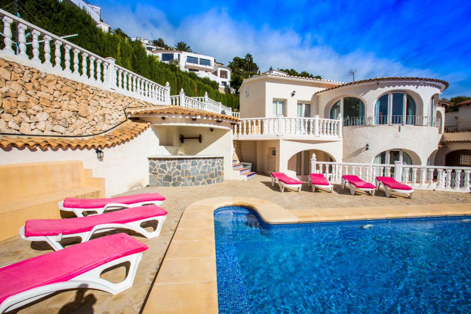 Villa con vistas al mar compuesta por 3 viviendas en venta en Benissa