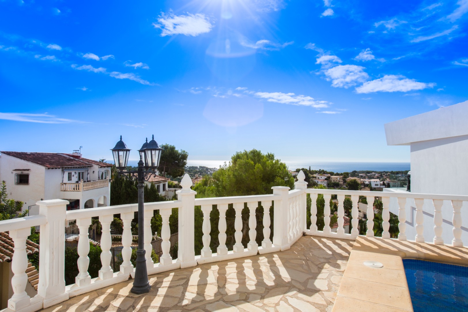 Villa mit Meerblick bestehend aus 3 Wohnungen zu verkaufen in Benissa