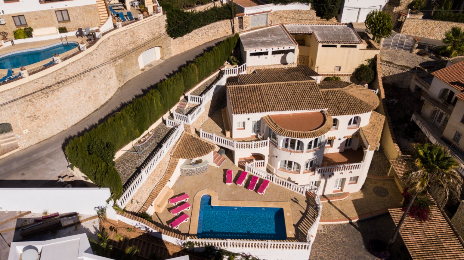 Villa avec vue mer composée de 3 appartements à vendre à Benissa