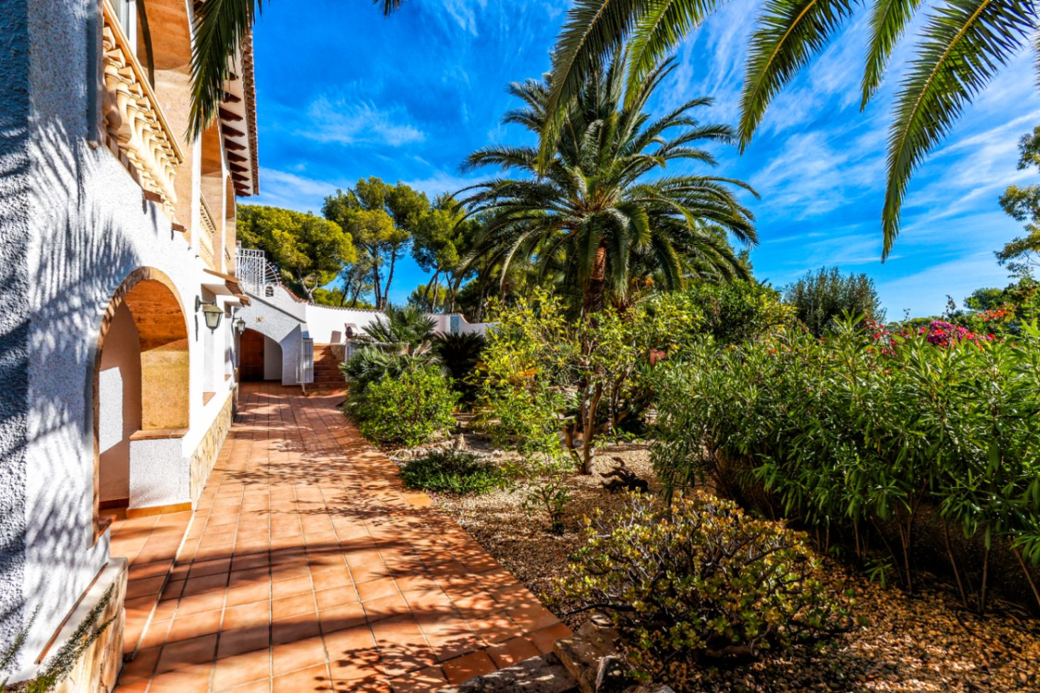 Ruime villa met groot perceel te koop in Moraira