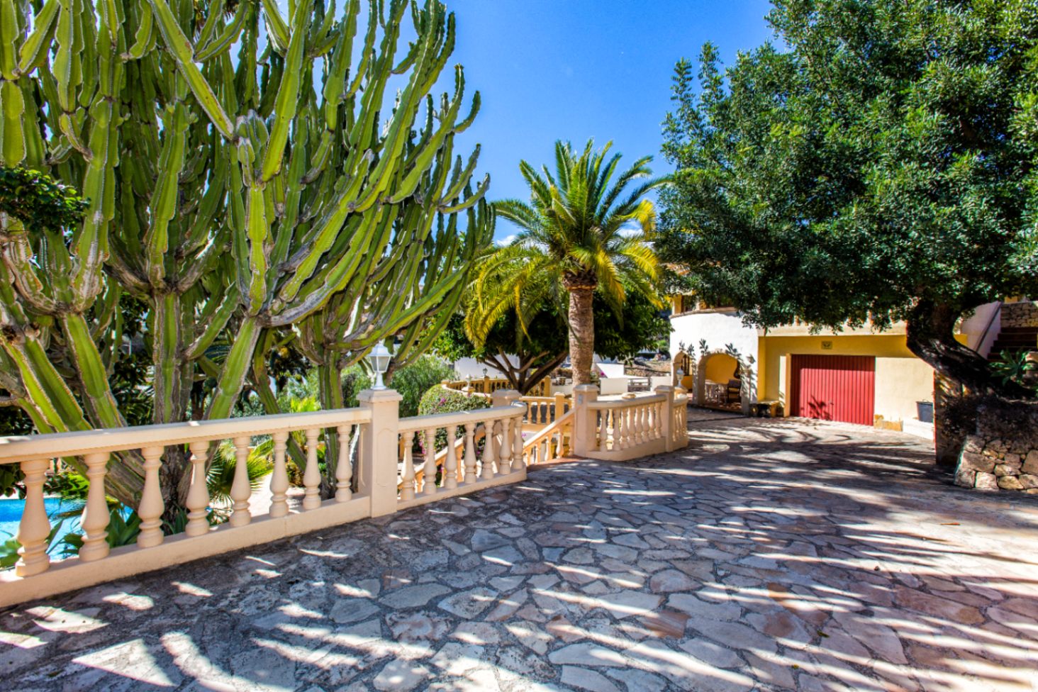 Villa avec beau jardin et vue sur la mer à vendre à Baladrar, Benissa
