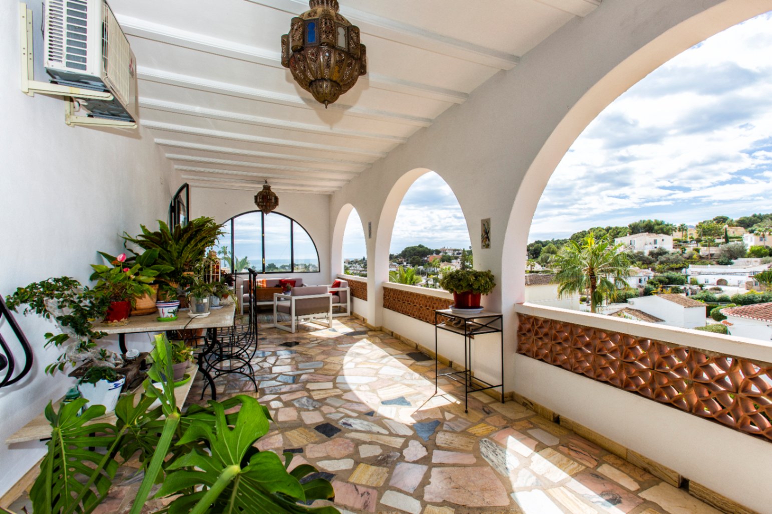 Villa bien cuidada con vistas al mar en venta en Benissa