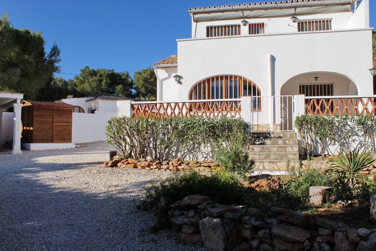 2 villa's op een perceel met zwembad te koop in Benissa