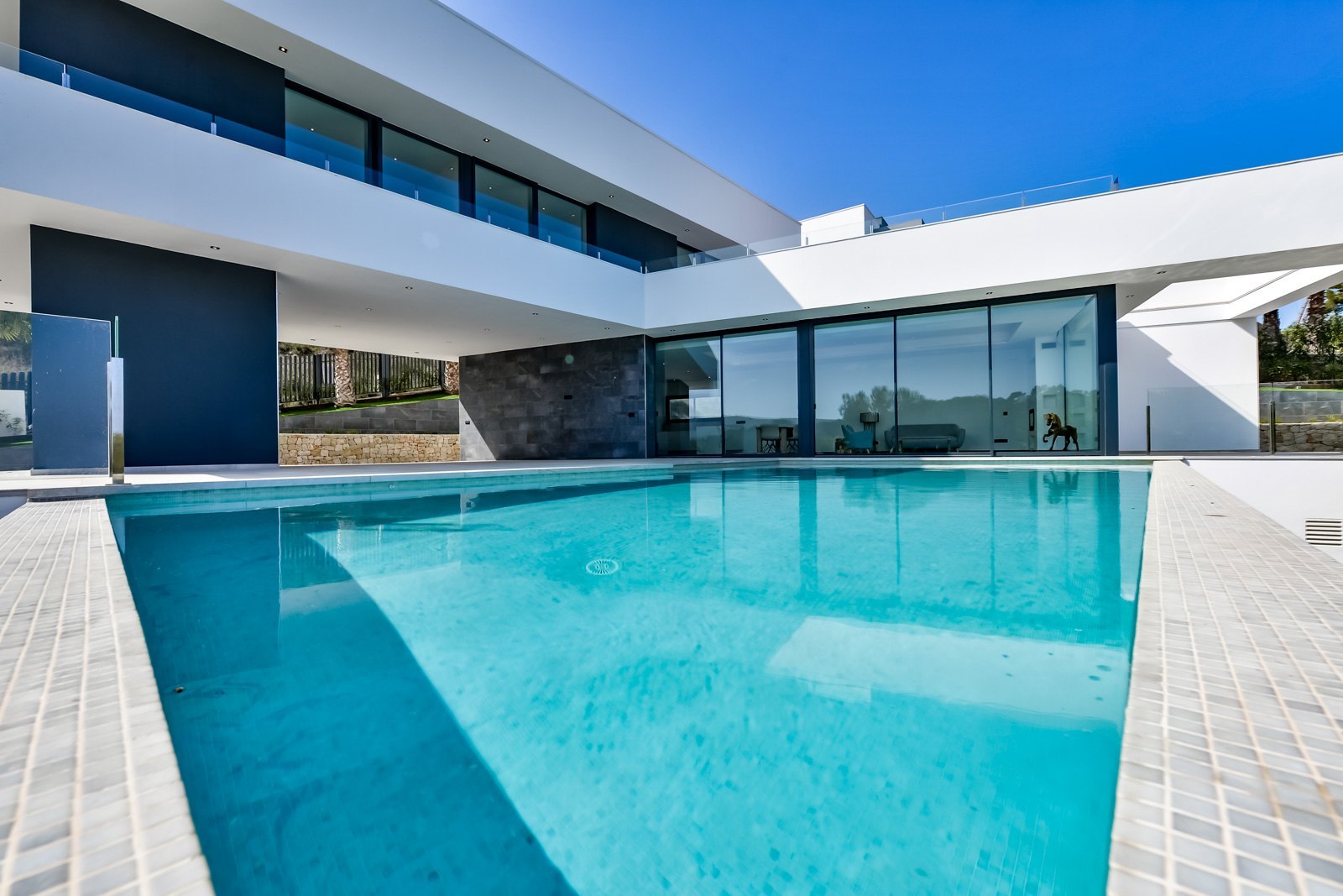 Prachtige luxe moderne villa met zeezicht te koop in Javea