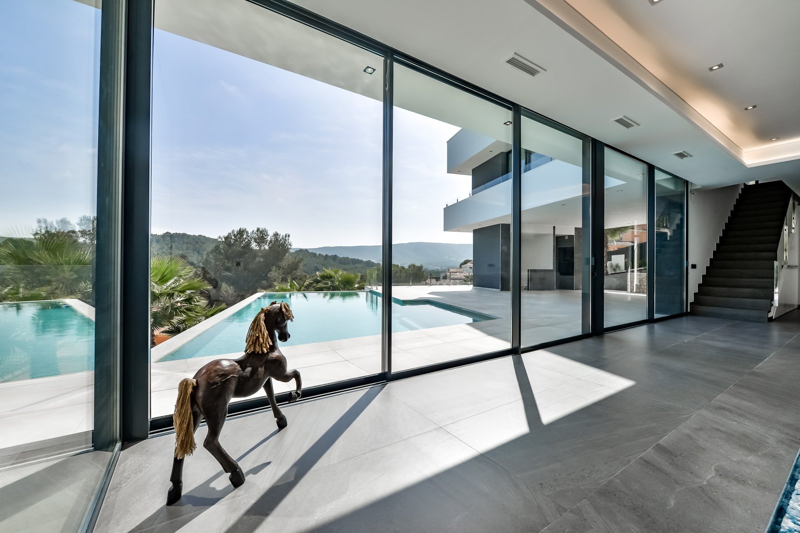 Prachtige luxe moderne villa met zeezicht te koop in Javea