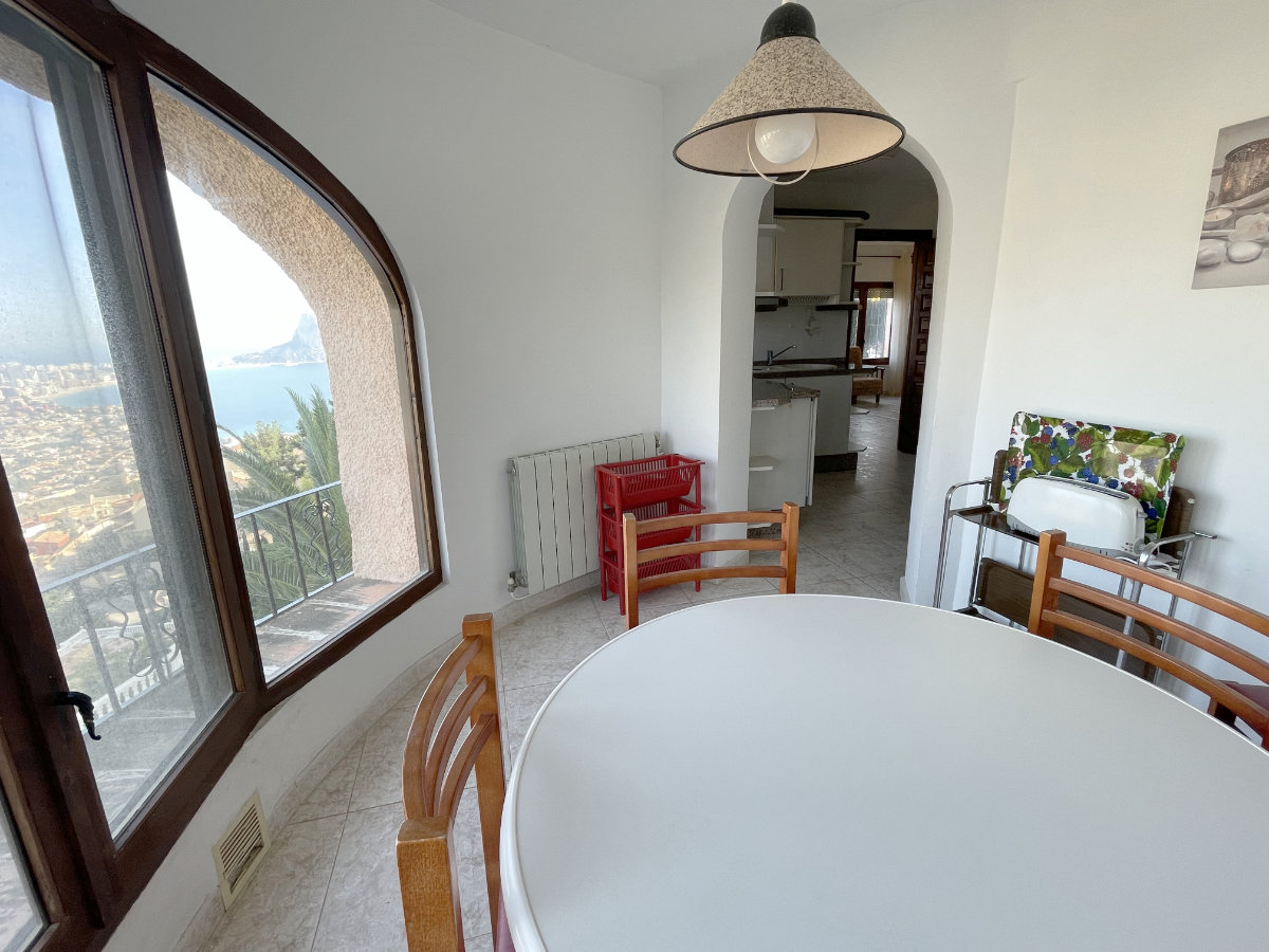 Villa con 3 apartamentos y vista al mar en venta en Calpe