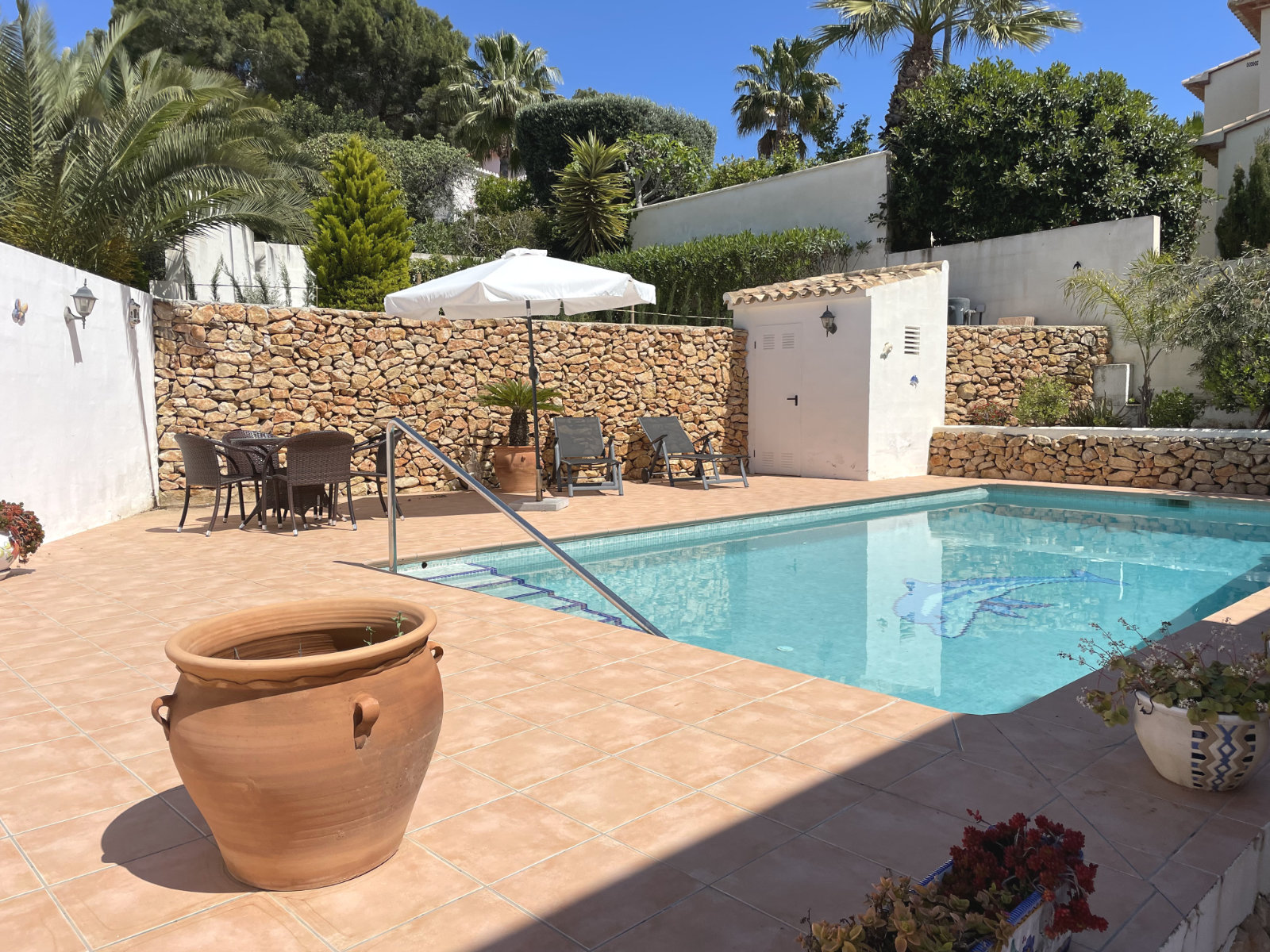 2 villa's op een perceel met zwembad te koop in Benissa
