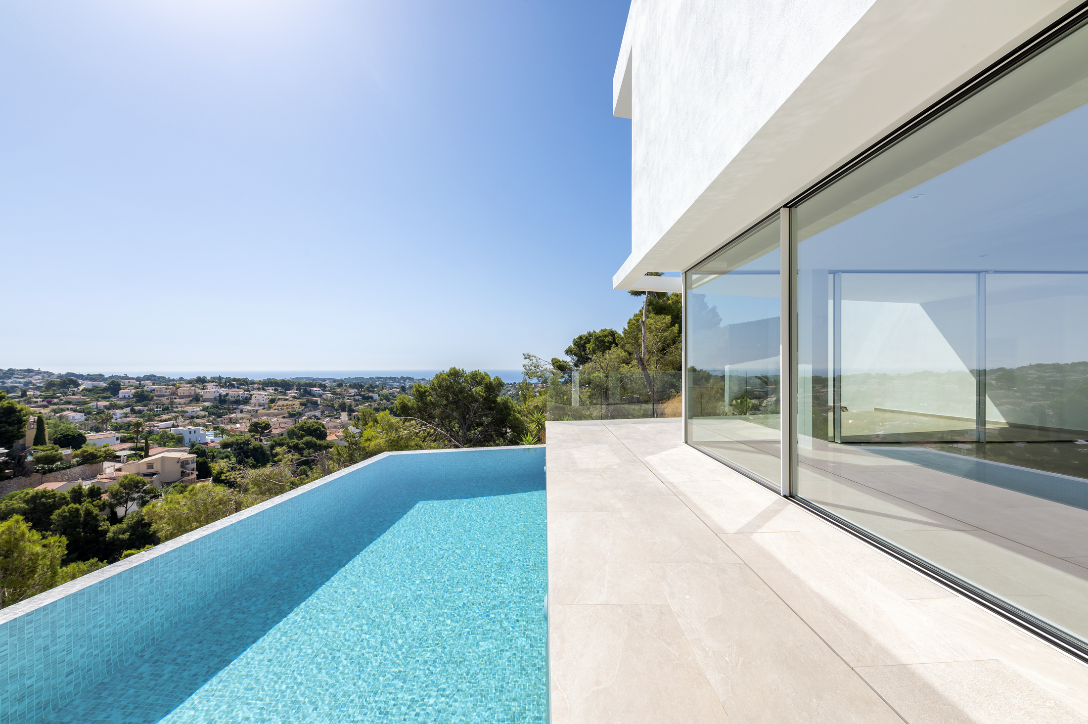 Moderne villa met zeezicht te koop in Benissa