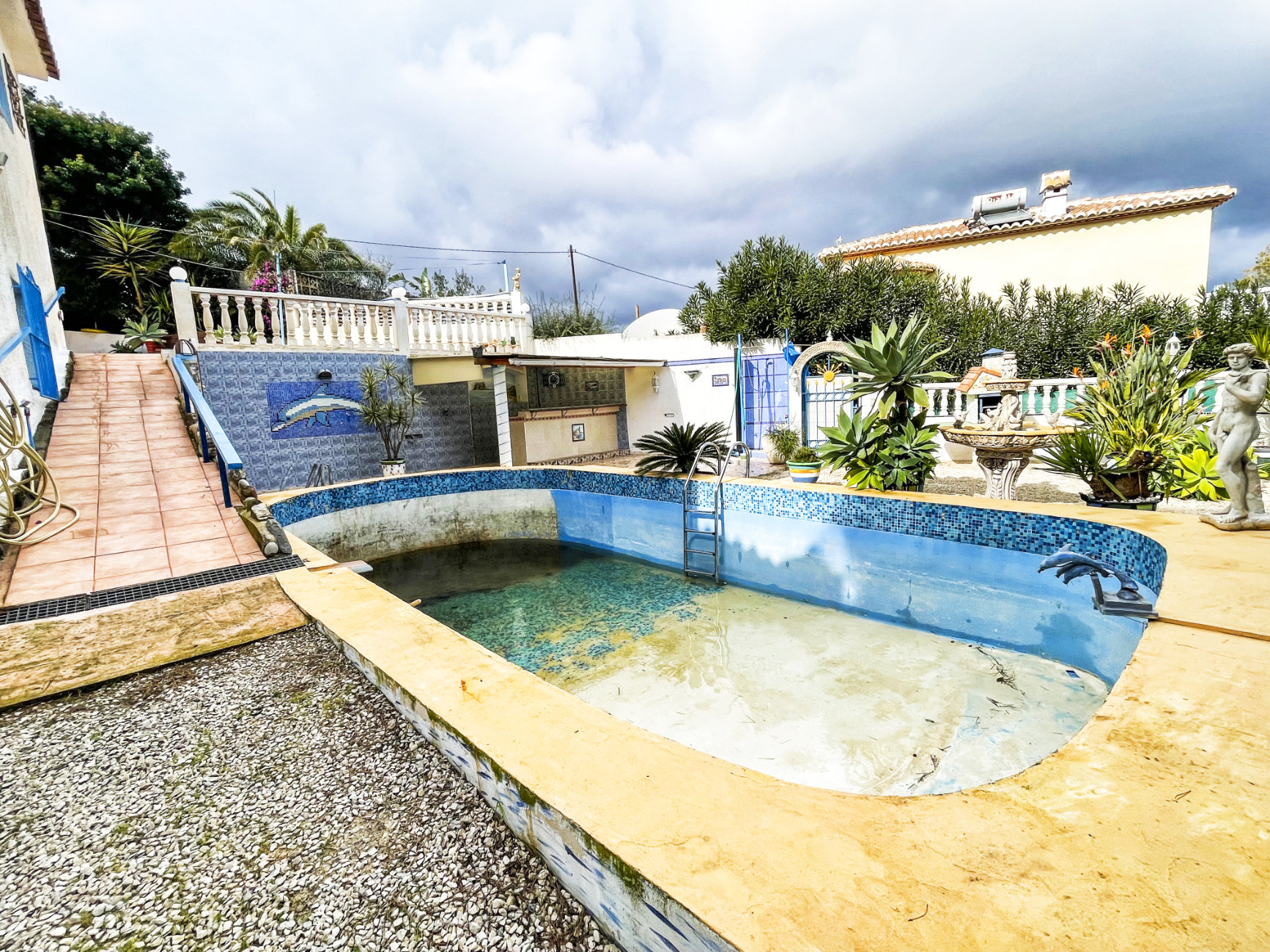 Villa in need of TLC for sale in Cap Blanc, Moraira